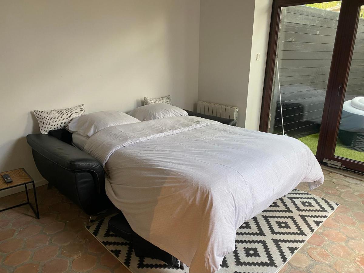 Studio Duplex Avec Spa Et Cour Privee Bonnelles Luaran gambar
