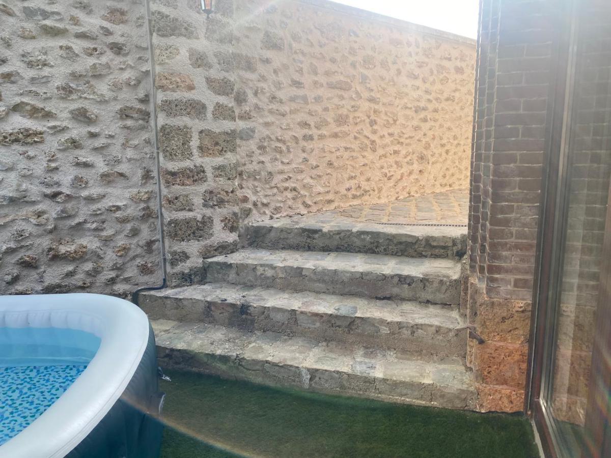 Studio Duplex Avec Spa Et Cour Privee Bonnelles Luaran gambar